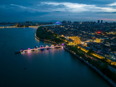 航拍夏季夜晚潮州广济楼与广济桥夜景风光