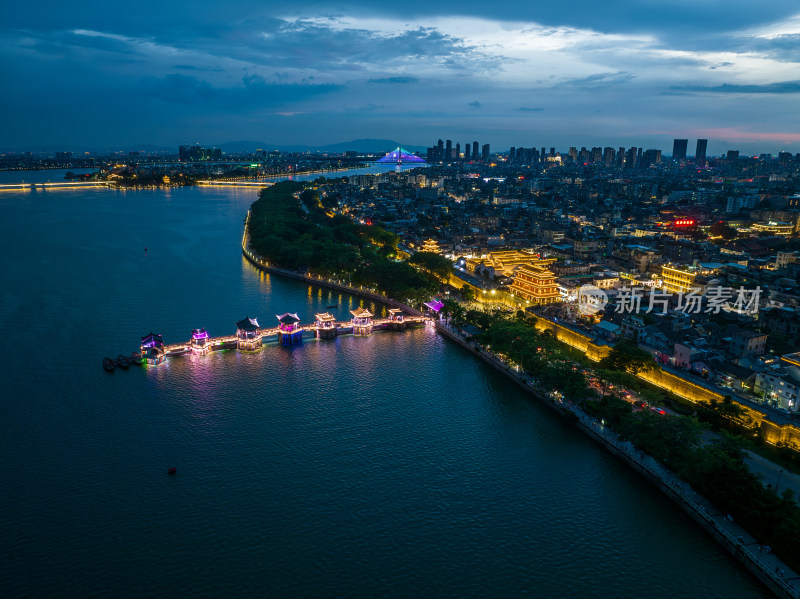 航拍夏季夜晚潮州广济楼与广济桥夜景风光