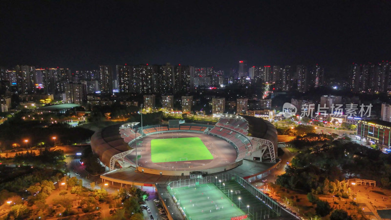 四川自贡南湖体育中心夜景摄影图