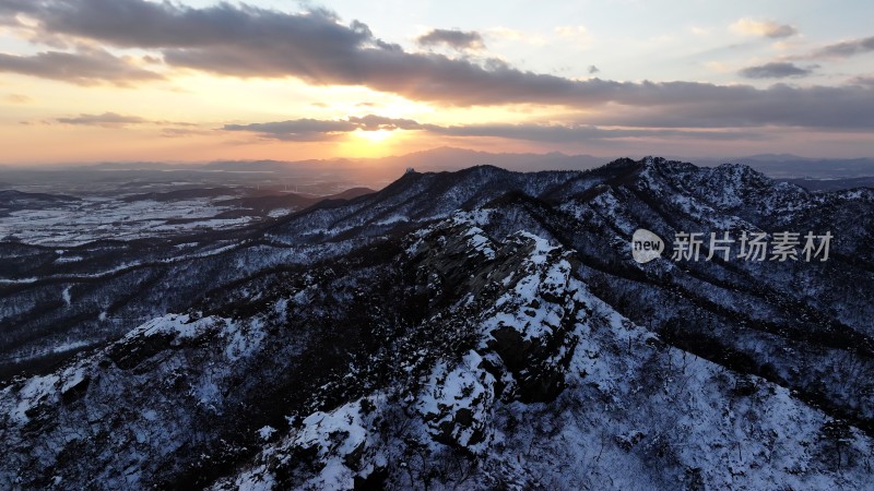 航拍威海市临港区南玉皇山冬季雪后山野