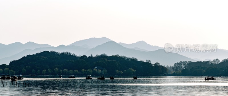 西湖山水湖泊间的游船景致