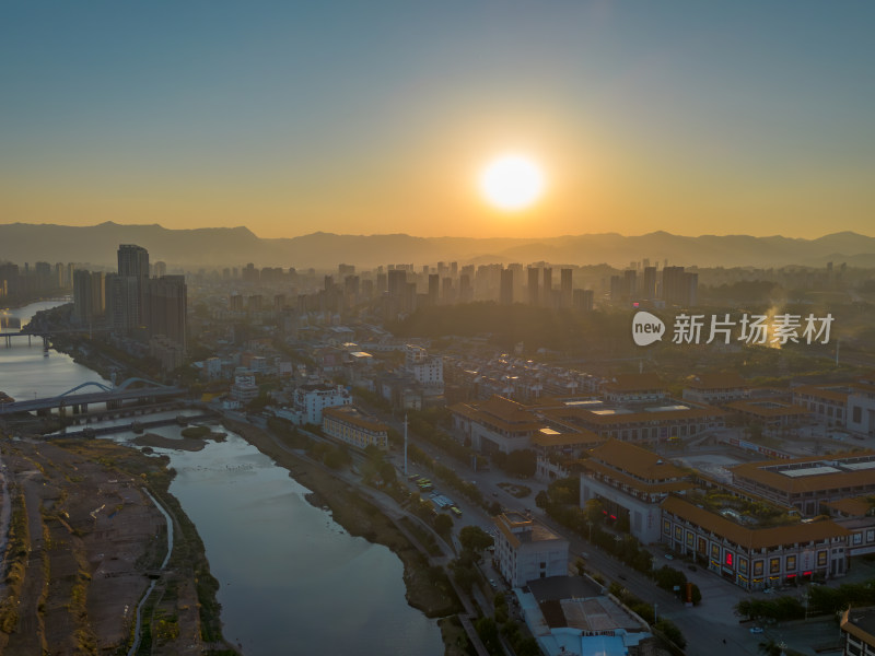 日出时分的城市鸟瞰全景