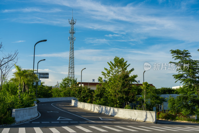 有信号塔的道路风景