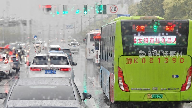 雨天城市道路上的车辆拥堵情况