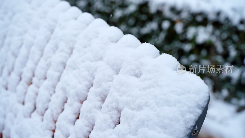 白雪覆盖的椅子