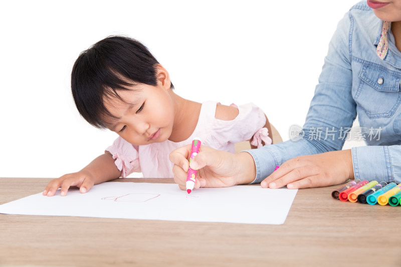 年轻妈妈或幼教老师在教小女孩画画