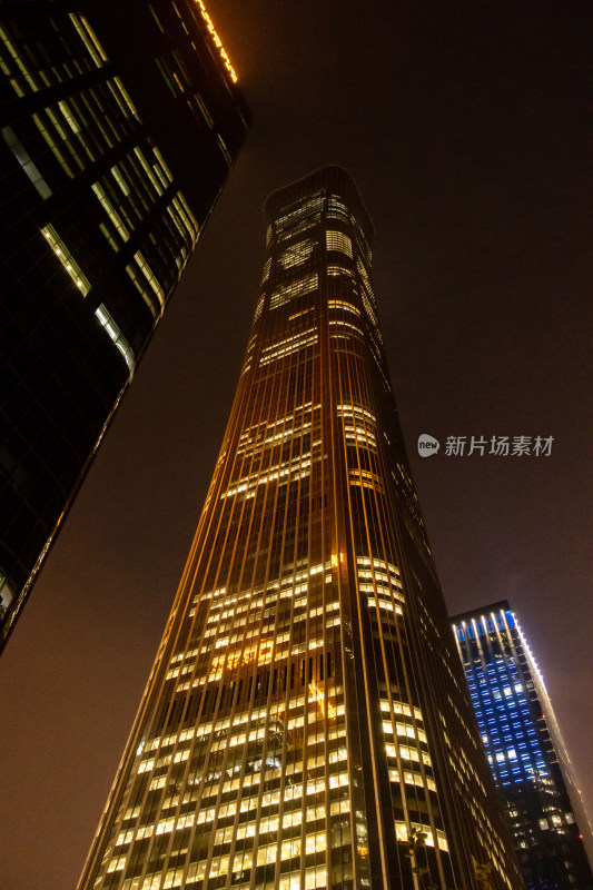 夜幕下的中国尊中信大厦摩天大楼的顶端夜景