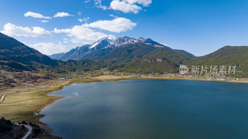 文海村山间湖泊全景，周围环绕葱郁青山