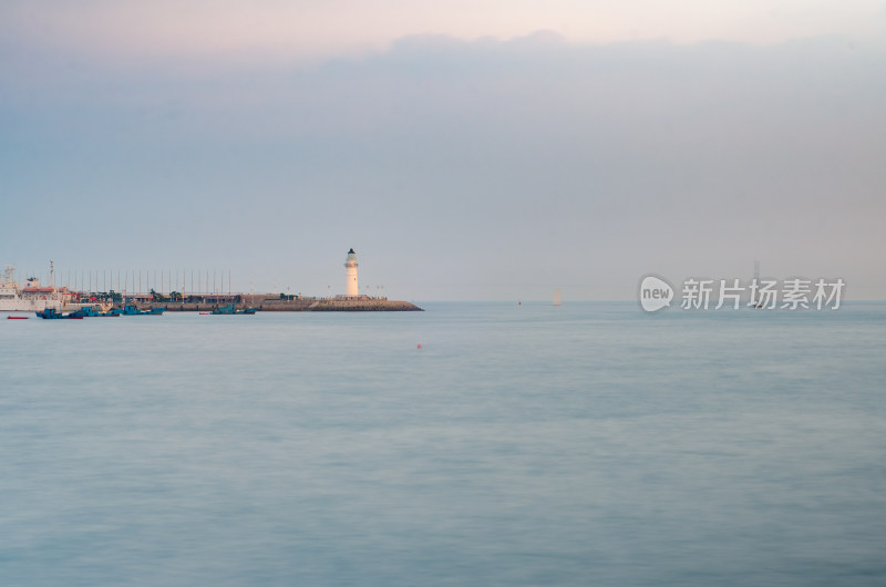 青岛情人坝海边灯塔与码头的宁静景象