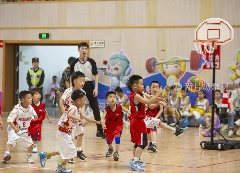 幼儿体育大会中的篮球对战