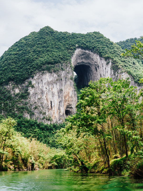 安顺格凸河风景区燕子洞穿上洞