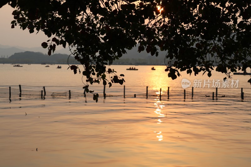 湖畔夕阳下的湖面与船只