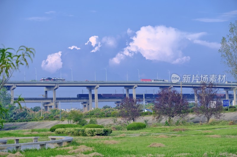 芜湖市内拍摄的火车穿行