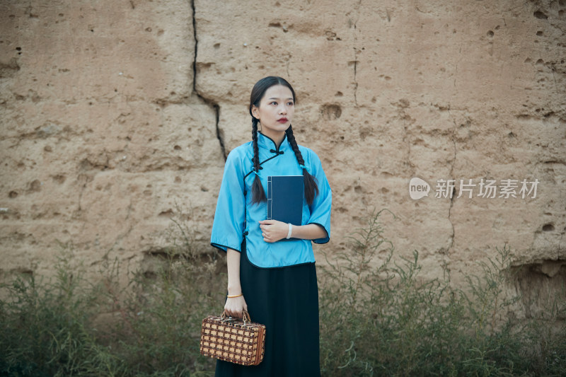 在古城身穿民国学生服饰的女大学生