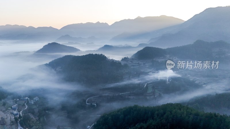 重庆酉阳：雾锁青山村庄靓