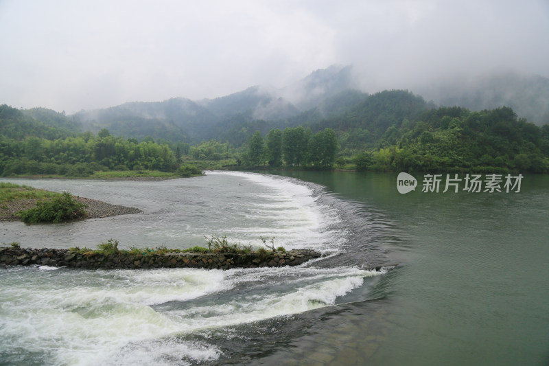 山间 溪流 河道 激流 云雾 雨