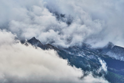 云海中的玉龙雪山