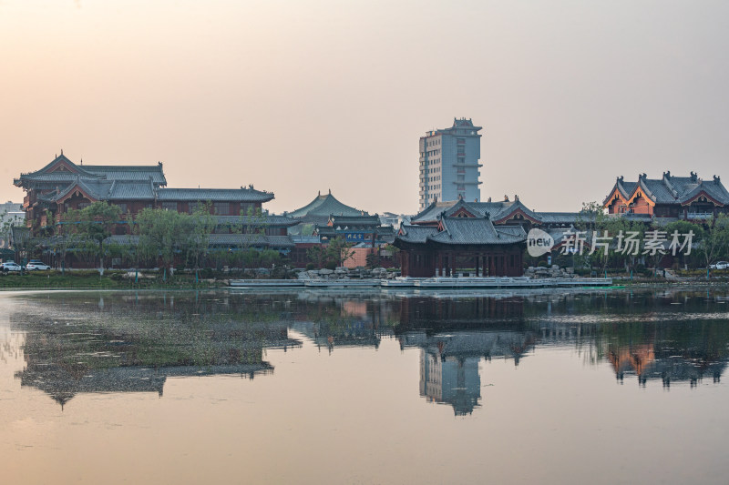 清晨的开封包公湖建筑倒影景观