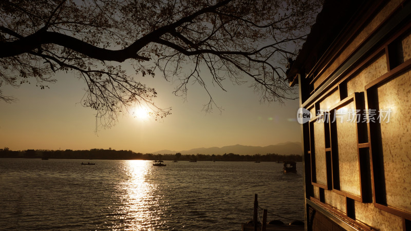 湖畔夕阳下的中式建筑景观