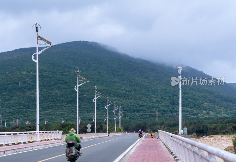 福建省福州平潭岛环岛路，起雾的道路