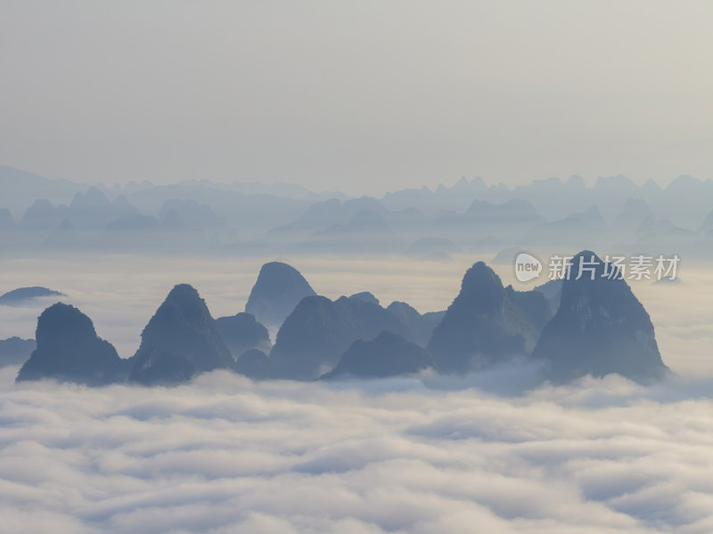 早晨的桂林喀斯特地貌山水云海