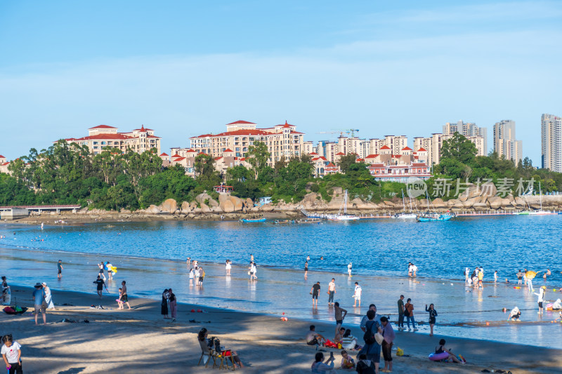 东山岛热闹的海滨沙滩场景