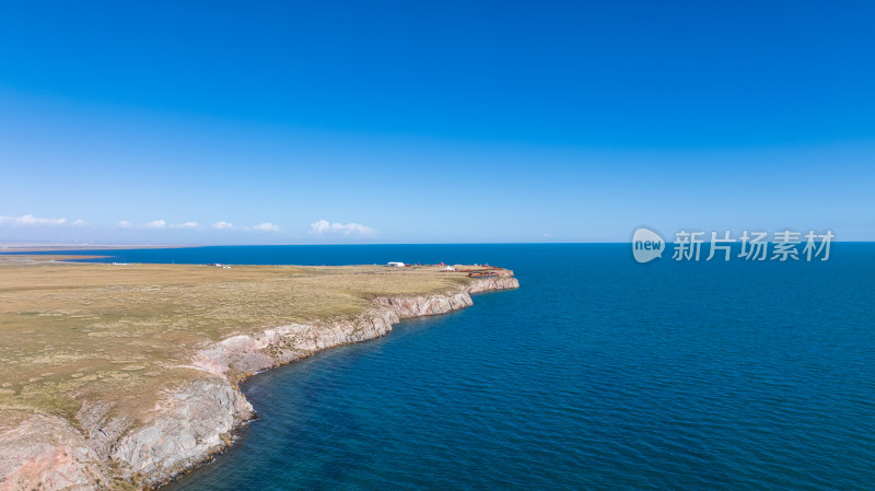 青海湖断崖景区高原圣湖蓝天白云深蓝色湖水