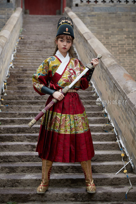 身穿锦衣卫飞鱼服手持宝剑的东方美少女