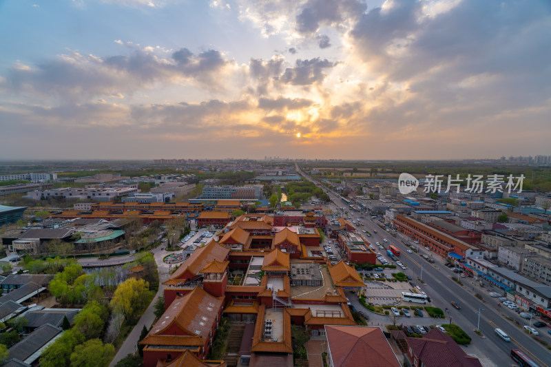 城市古建筑群航拍日落景象