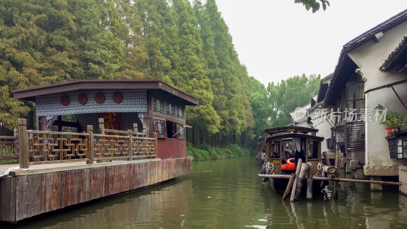 水乡河道旁中式建筑与船只