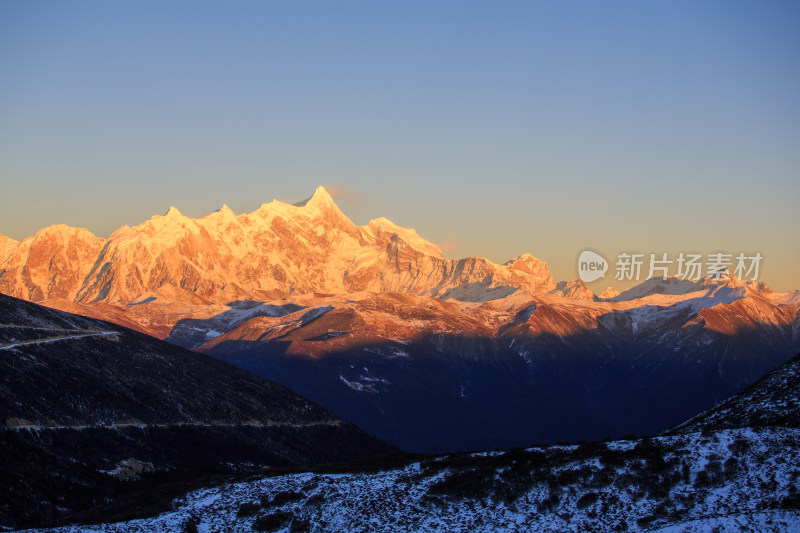 西藏林芝雪景南迦巴瓦峰日照金山雪山夕阳