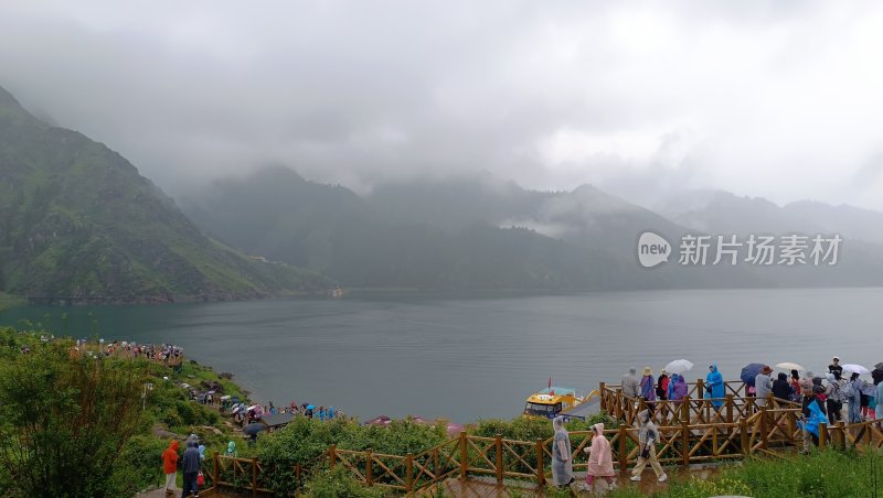 山间湖泊旁游客游览场景