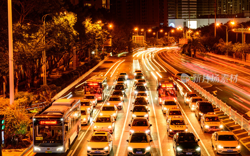 城市道路夜晚车流景象