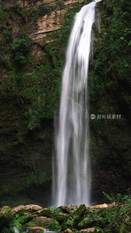 梯子岩瀑布夏日清凉山谷溪流绿意盎然