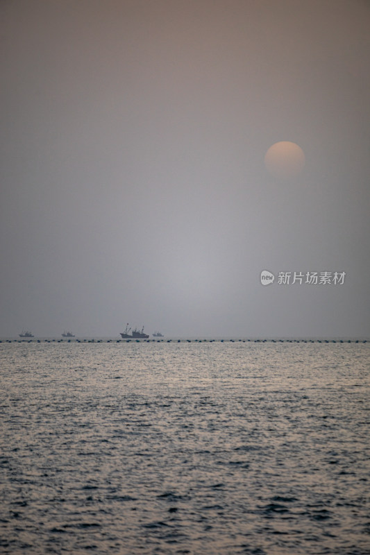 山东日照灯塔景区海上雾色日出景观