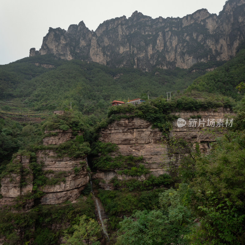 林州太行山悬崖上的东脑坪村02