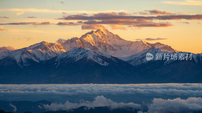 壮丽山脉湖泊景观的自然风景