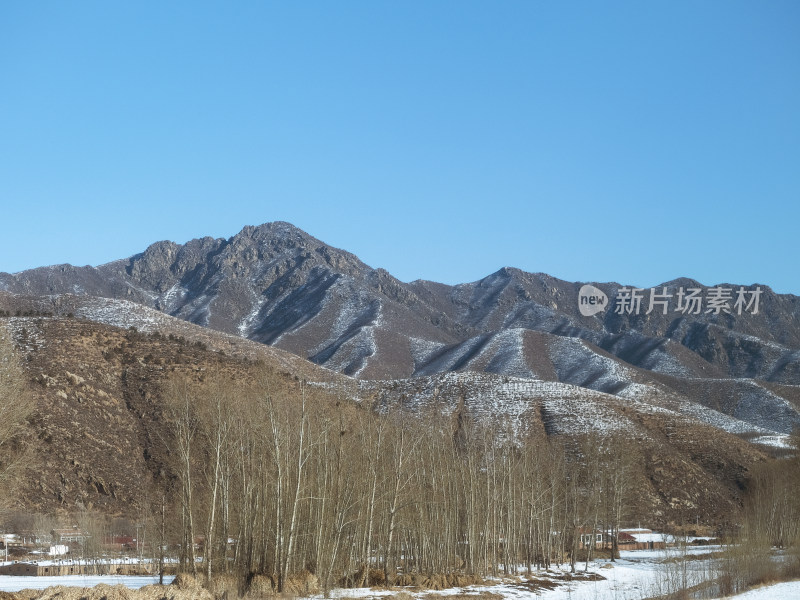 冬季雪后的山区图片