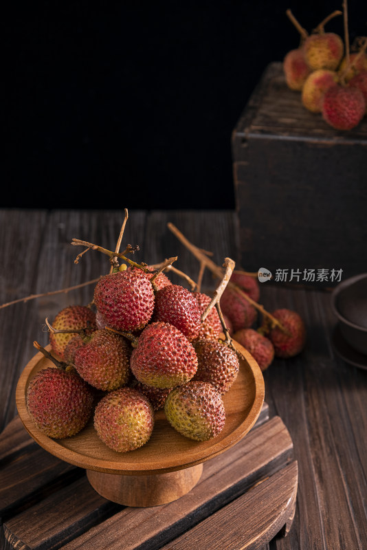 木盘上摆放的新鲜荔枝