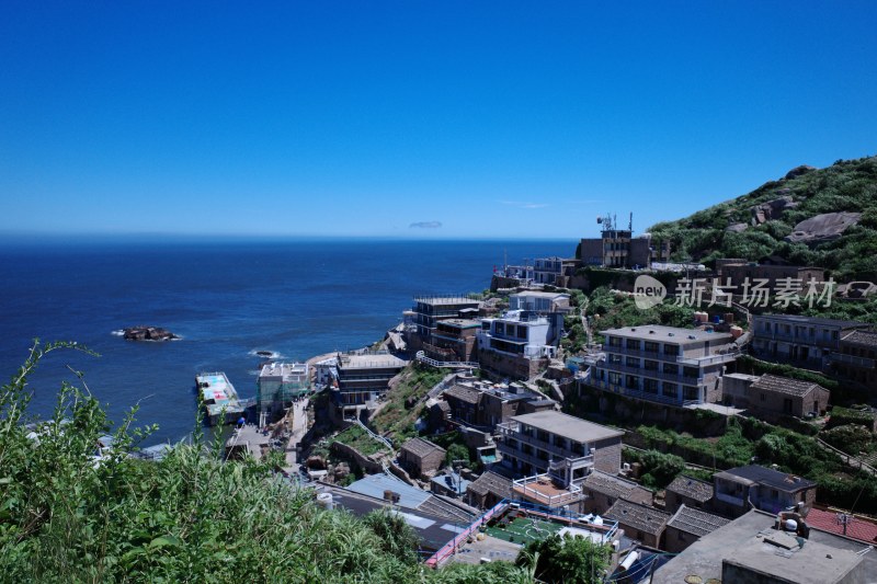 海边山坡上的特色村落全景