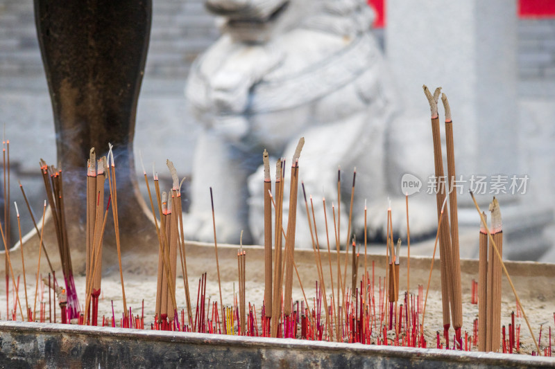 中式传统道观寺庙门前香炉中点燃的香