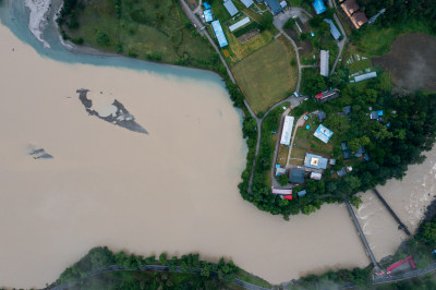 航拍雨天波密古乡巴卡村田园风光