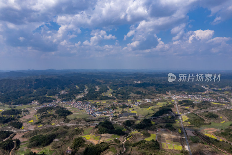 连绵起伏山川丘陵地貌航拍图