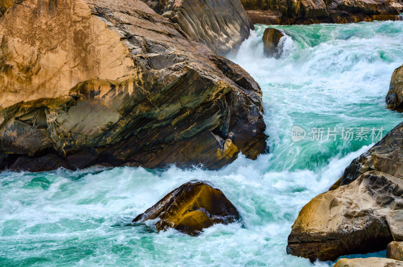 云南香格里拉虎跳峡景区峡谷河流自然风光