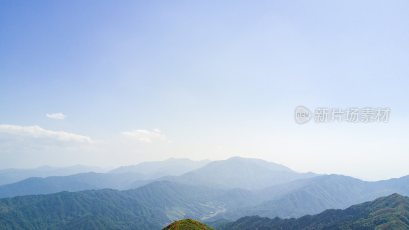 蓝天白云下的群山