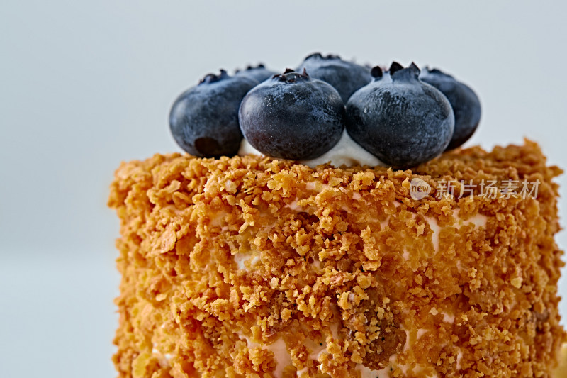 蓝莓坚果碎奶油慕斯蛋糕