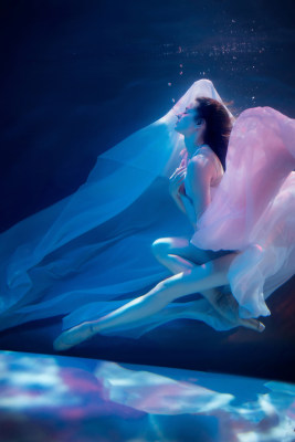 水下身着纱裙的女性漂浮画面