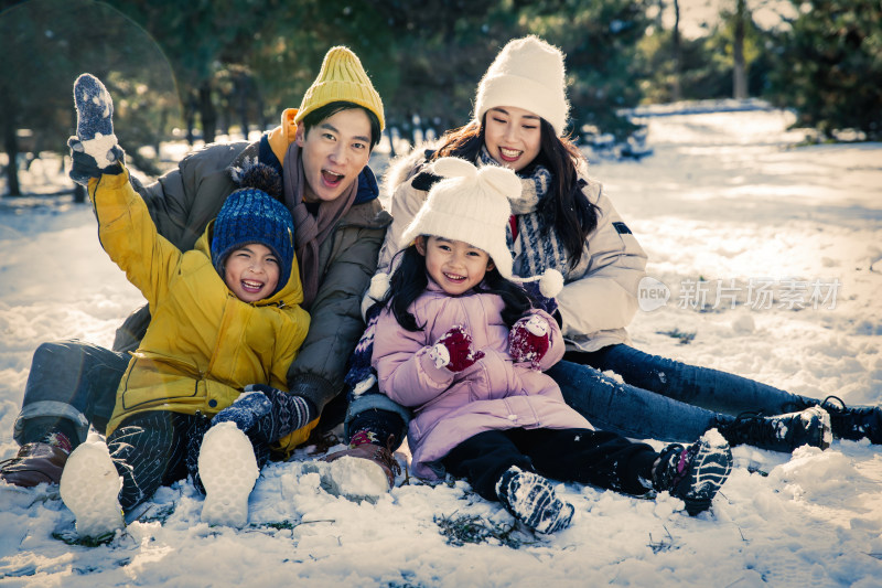 快乐的一家人坐在雪地上