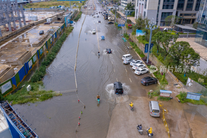 雨后积水的城市道路