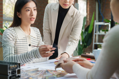 青年女设计师和顾客交谈